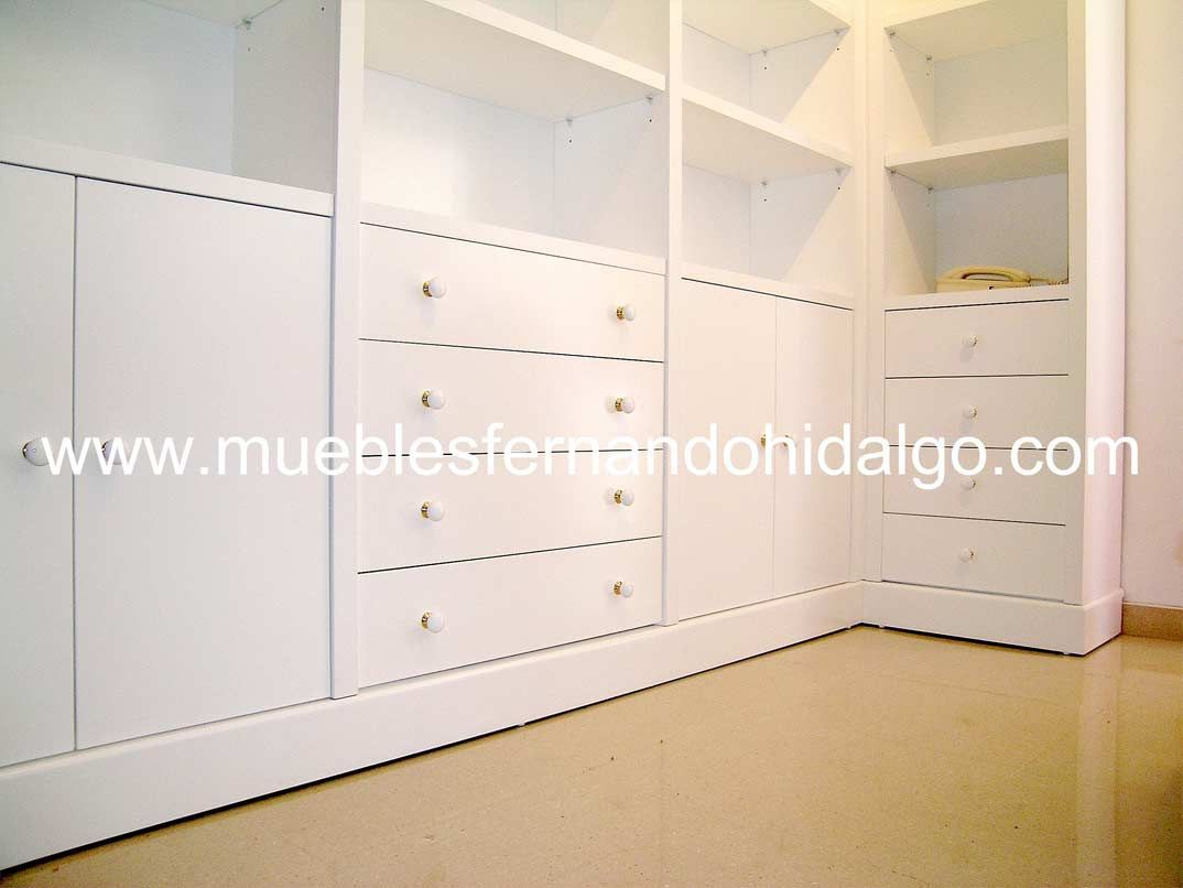 Una foto de un armario con la pagina web www.mueblesfernandohidalgo.com