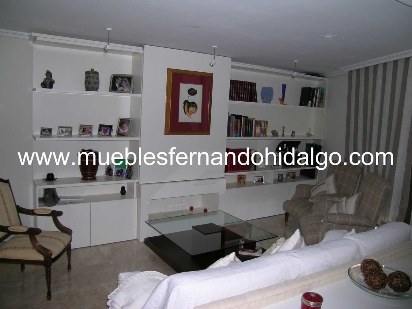 Una sala de estar con la web www.mueblesfernandohidalgo.com