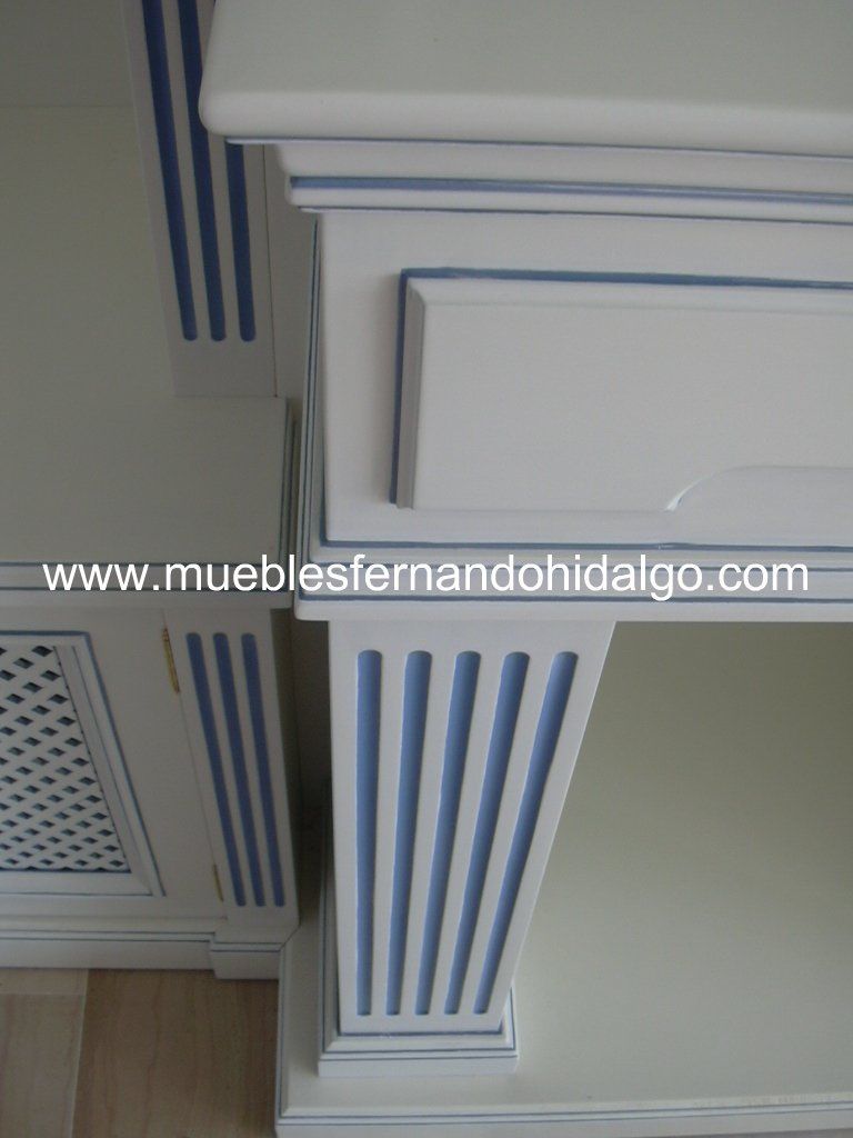 Una mesa blanca con rayas azules y la web www.mueblesfernandohidalgo.com