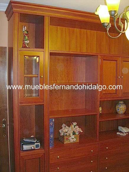 Un mueble de madera con la página web www.mueblesfernandohidalgo.com en la parte inferior