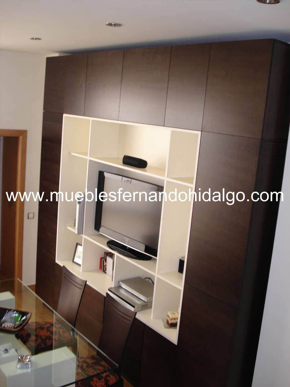 Una imagen de una sala de estar con la pagina web www.mueblesfernandohidalgo.com