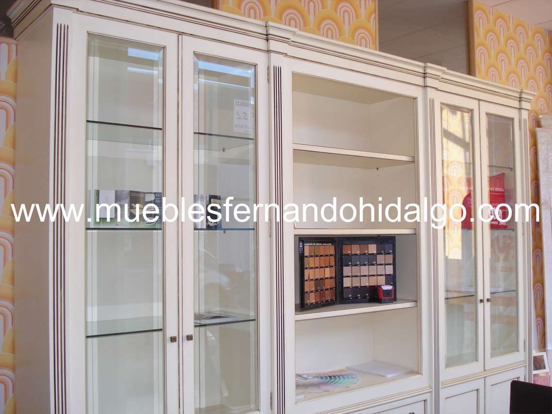 Una imagen de una estantería con la página web www.mueblesfernandohidalgo.com