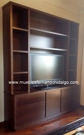 Un centro de entretenimiento de madera con un televisor de pantalla plana.