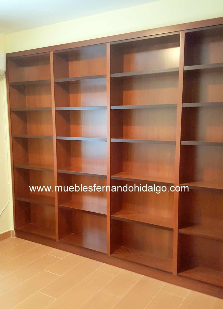 Una hilera de estantes de madera con la página web www.mueblesfernandohidalgo.com en la esquina
