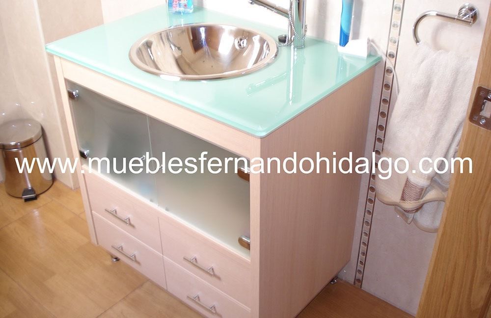 Un mueble de baño con lavabo y la página web www.mueblesfernandohidalgo.com