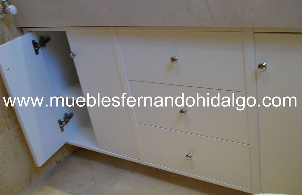Una imagen de un mueble de baño con la pagina web www.mueblesfernandohidalgo.com