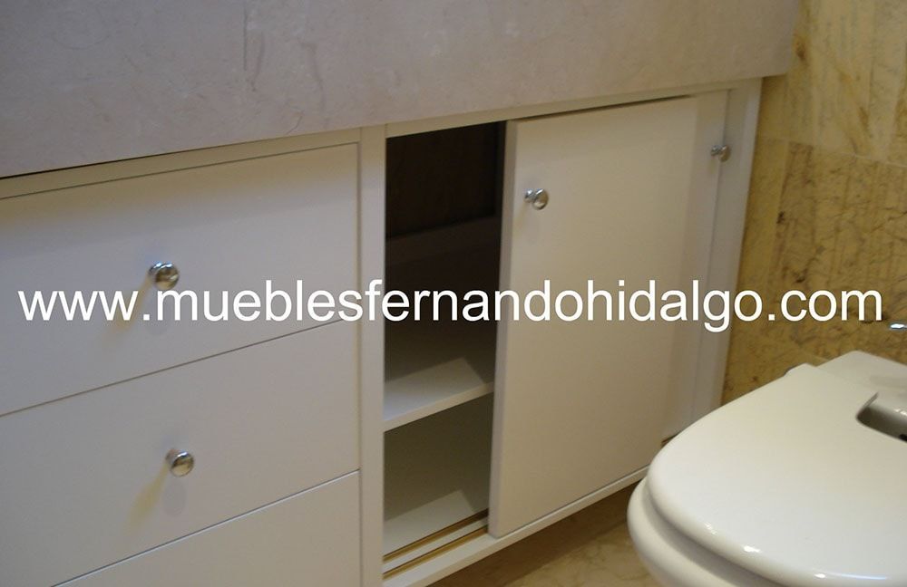 Un baño con la web www.mueblesfernandohidalgo.com