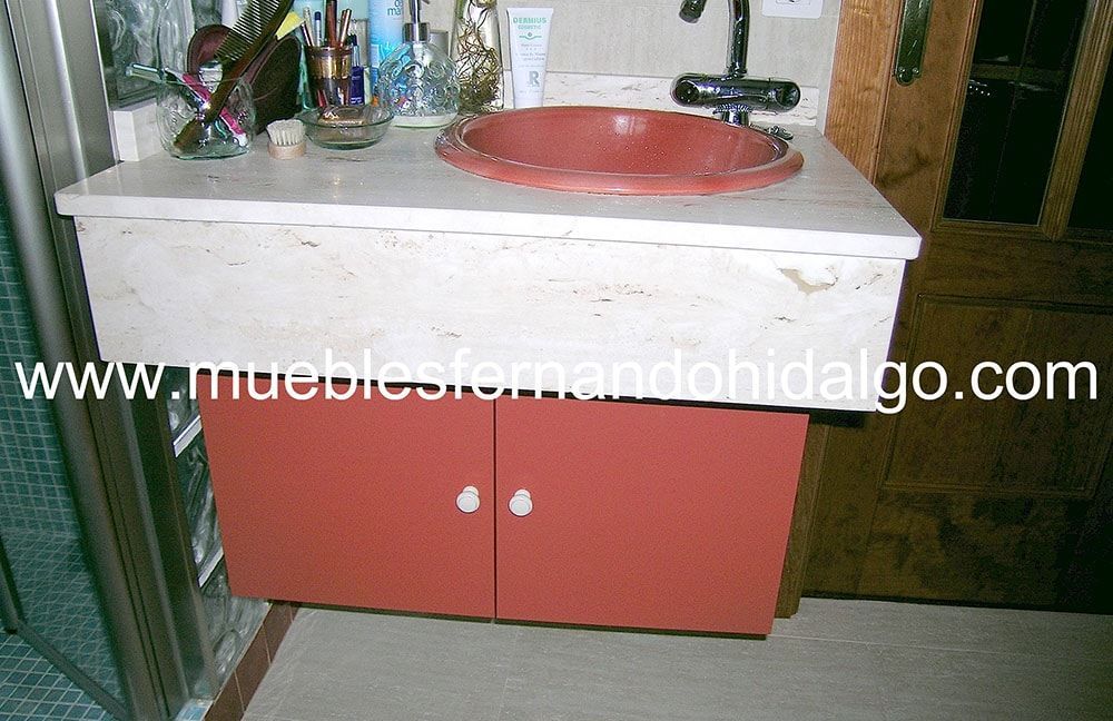 Un lavabo de baño con la web www.mueblesfernandohidalgo.com