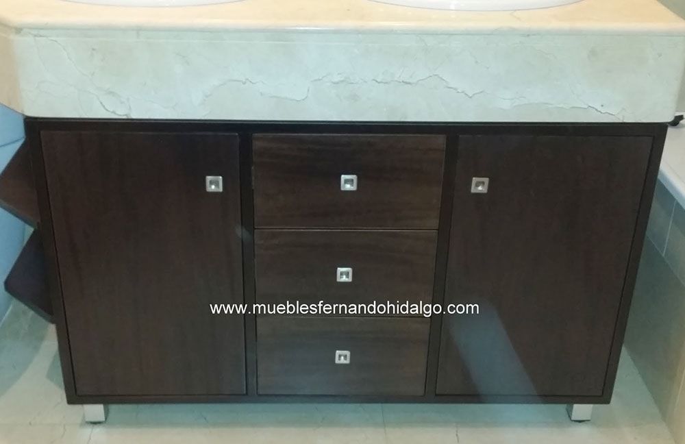 Un mueble de baño con la página web www.mueblesfernandohidalgo.com