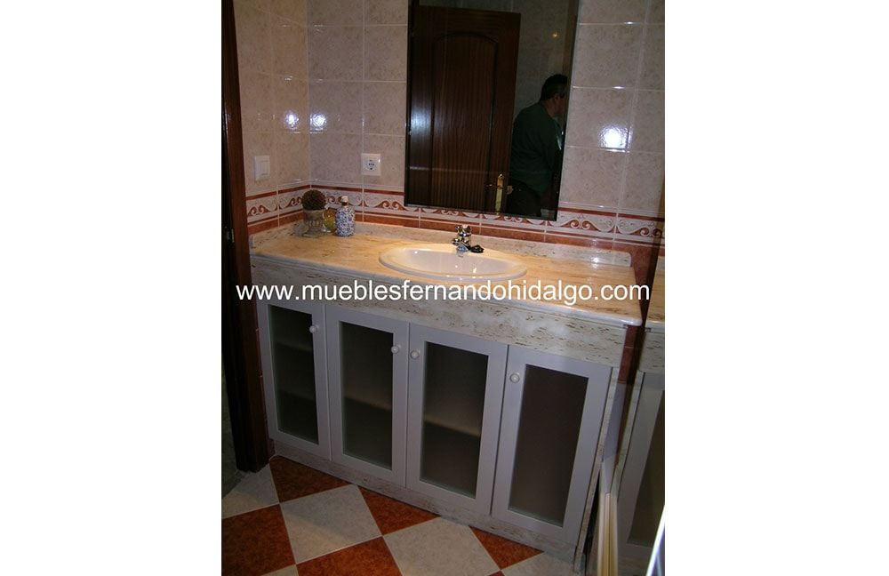 Un baño con lavabo y suelo cuadriculado.