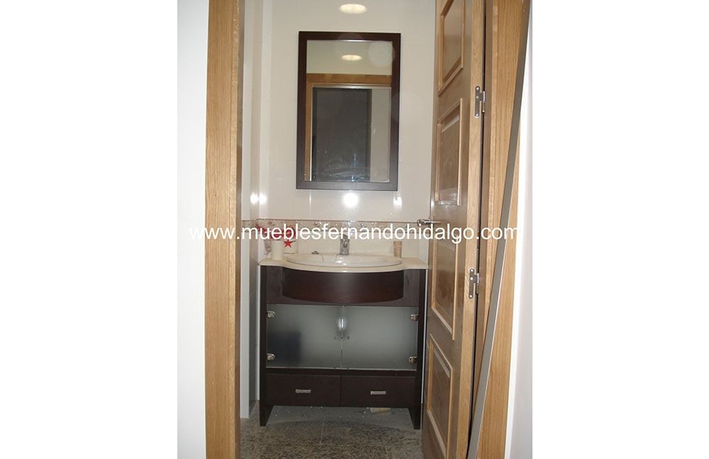 Un baño pequeño con lavabo y espejo.