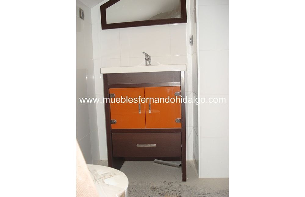 Un baño con lavabo y espejo..