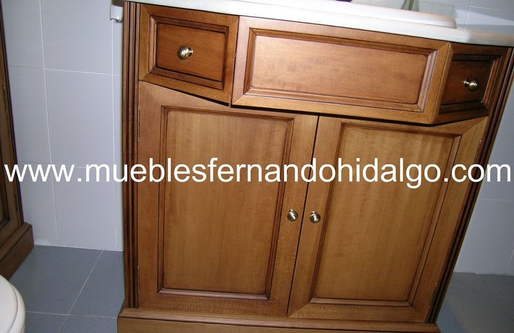 Un mueble de baño con la web www.mueblesfernandohidalgo.com