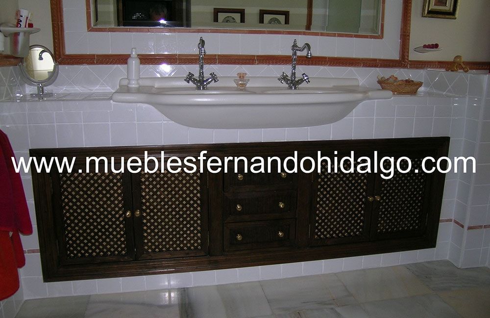Un baño con dos lavabos y la web www.mueblesfernandohidalgo.com