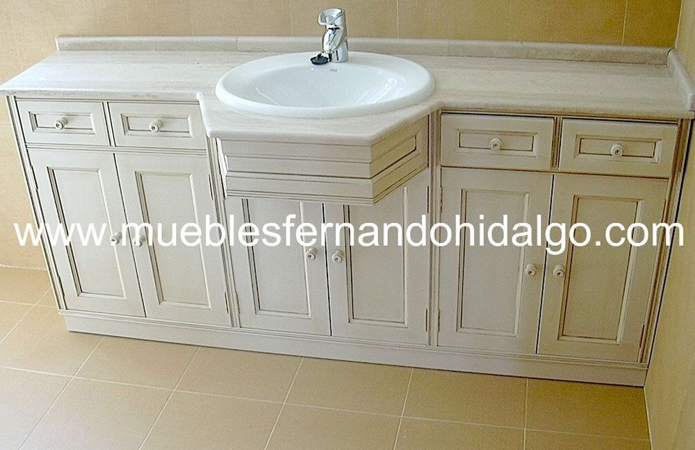 Un mueble de baño con lavabo y la página web www.mueblesfernandohidalgo.com