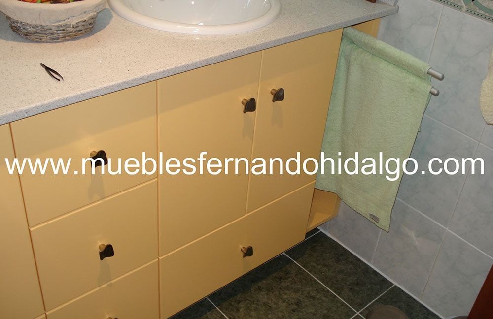 Un baño con lavabo y cajones y la web www.mueblesfernandohidalgo.com