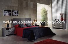 Un dormitorio con cama, mesitas de noche, cómoda y alfombra.