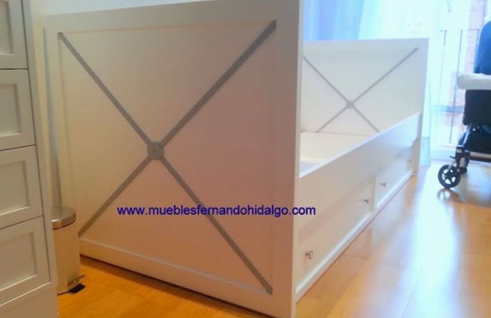 Una foto de una cama con la pagina web www.mueblesfernandochicaigo.com