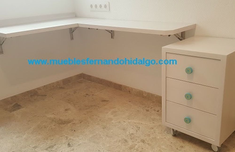 Un dormitorio con un escritorio blanco y una mesita de noche.