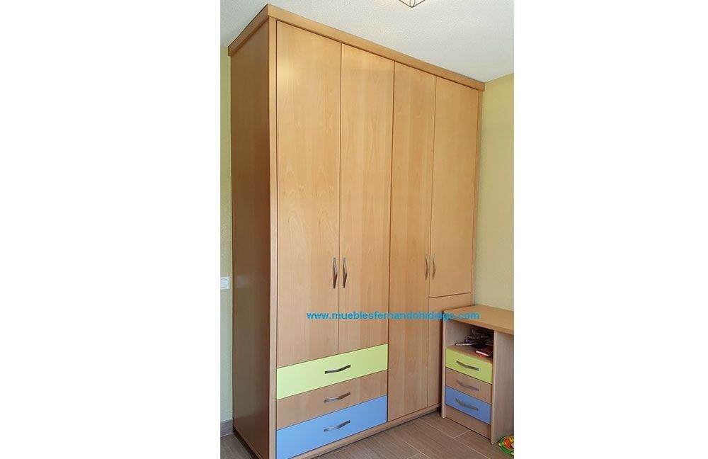 Un armario de madera con cajones azules y tiradores amarillos.