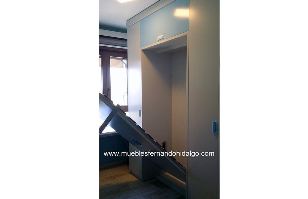 Una imagen de un armario con una cama dentro.