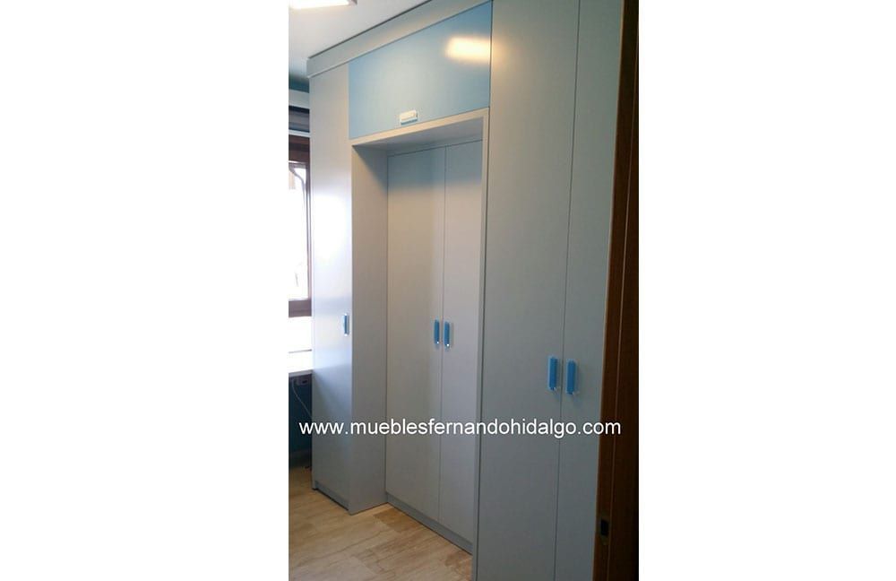 Una imagen de un armario con tiradores azules.