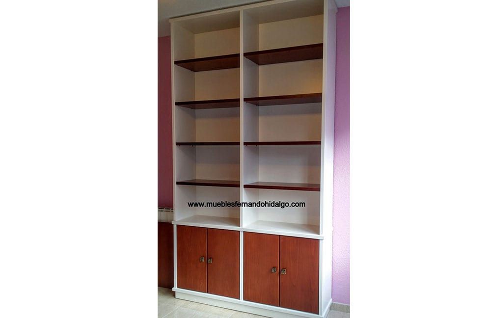 Una estantería con estantes y puertas de madera en una habitación.