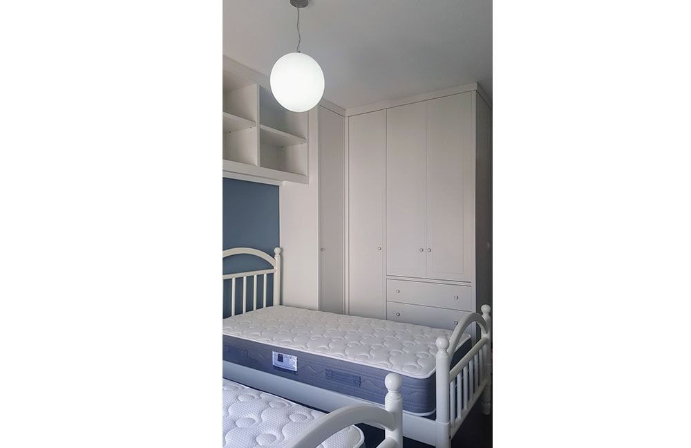 Un dormitorio con dos camas y un colchón.