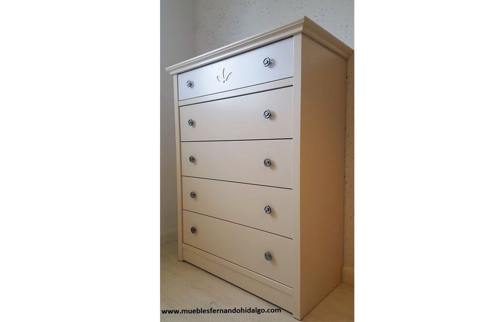 Una cómoda blanca con una estrella en ella.