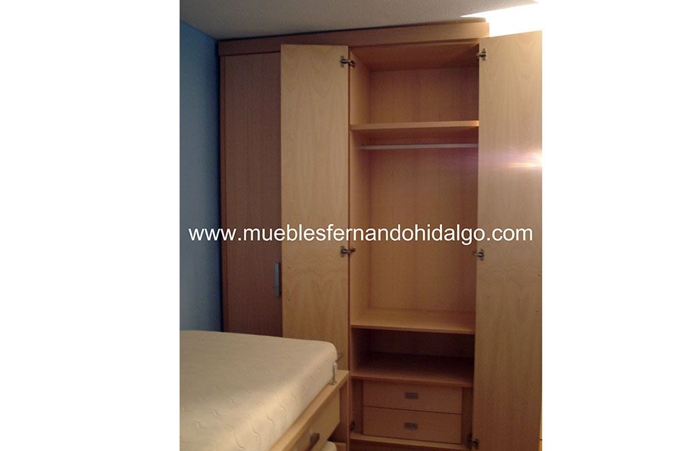 Un dormitorio con una cama y un armario que dice www.mueblesfernandohidalgo.com