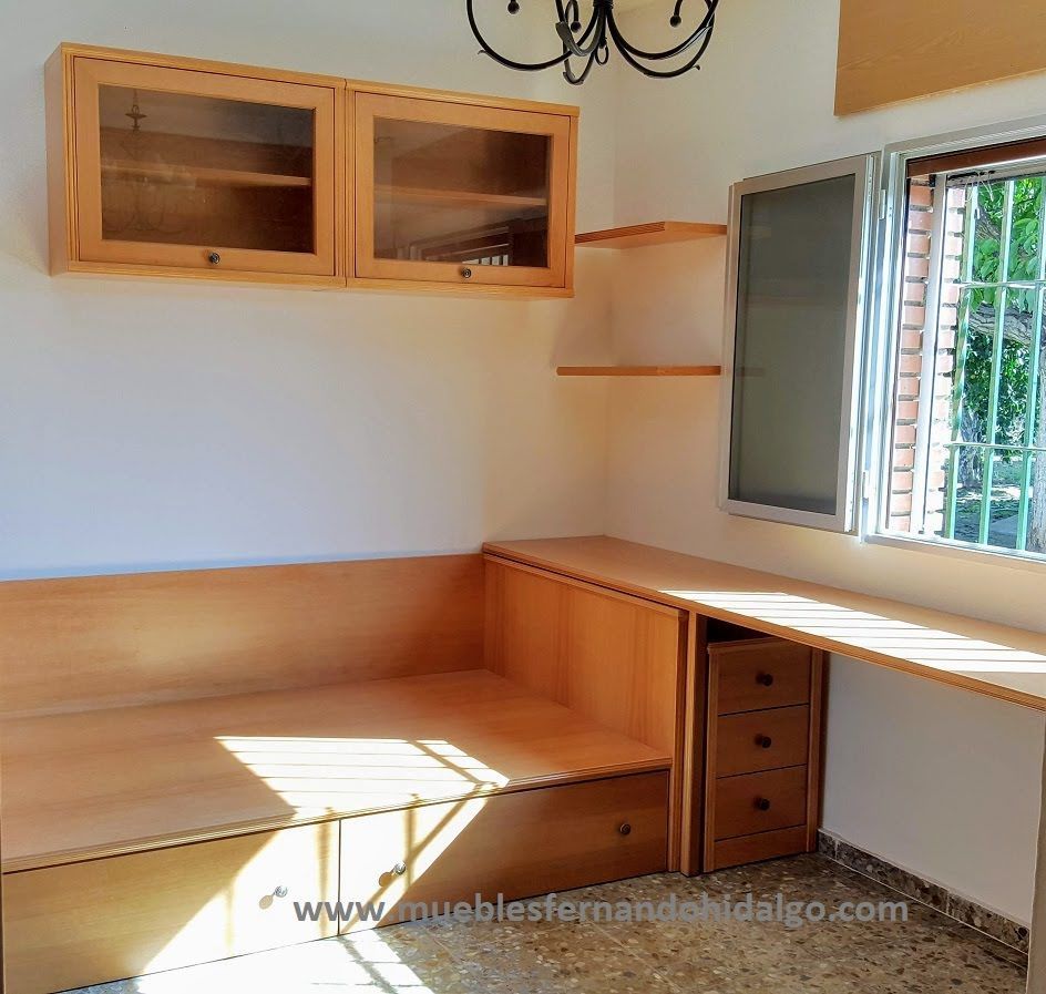 Una sala con un sofa y una ventana con la web www.mueblesfernandohidalgo.com