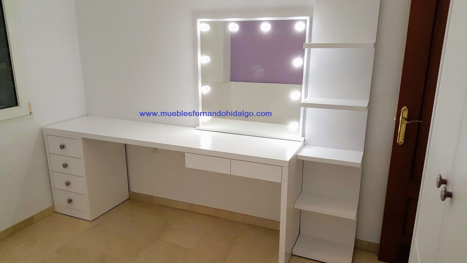 Un escritorio blanco con un espejo y luces en una habitación.