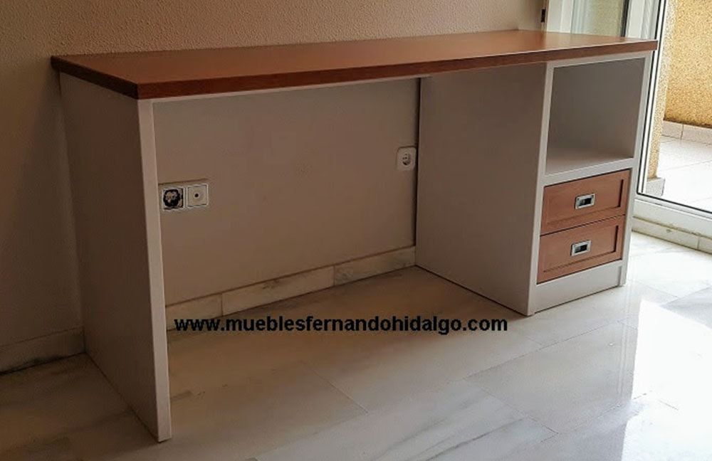Un escritorio con tapa de madera y dos cajones en una habitación.