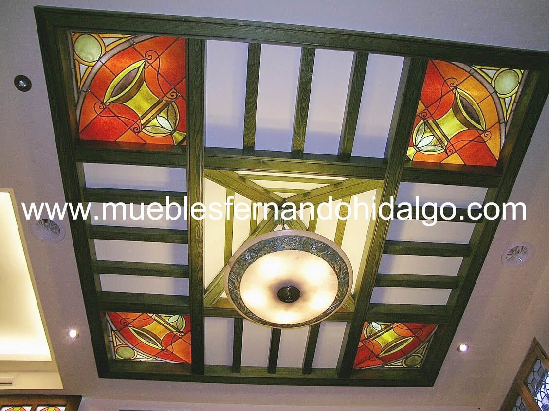 Un techo con diseño de vidrieras y la página web www.mueblesfernandohidalgo.com