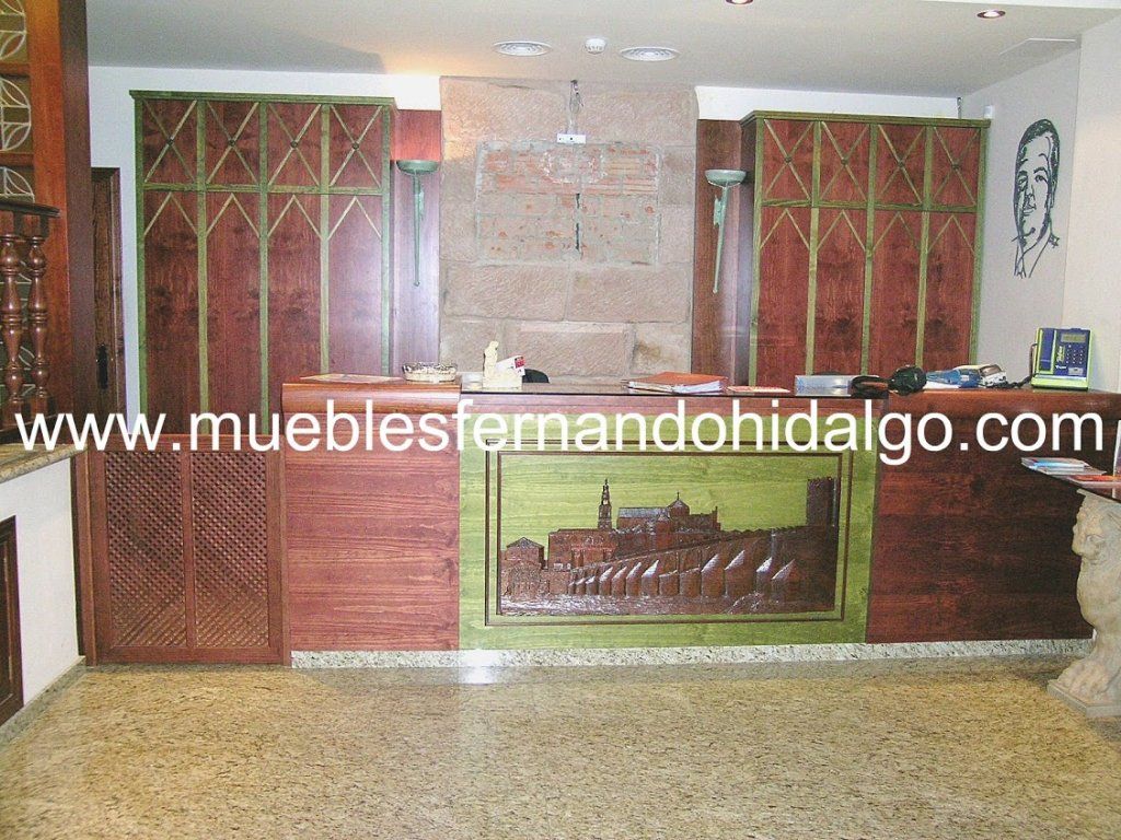 Una foto de una habitación con la pagina web www.mueblesfernandohidalgo.com