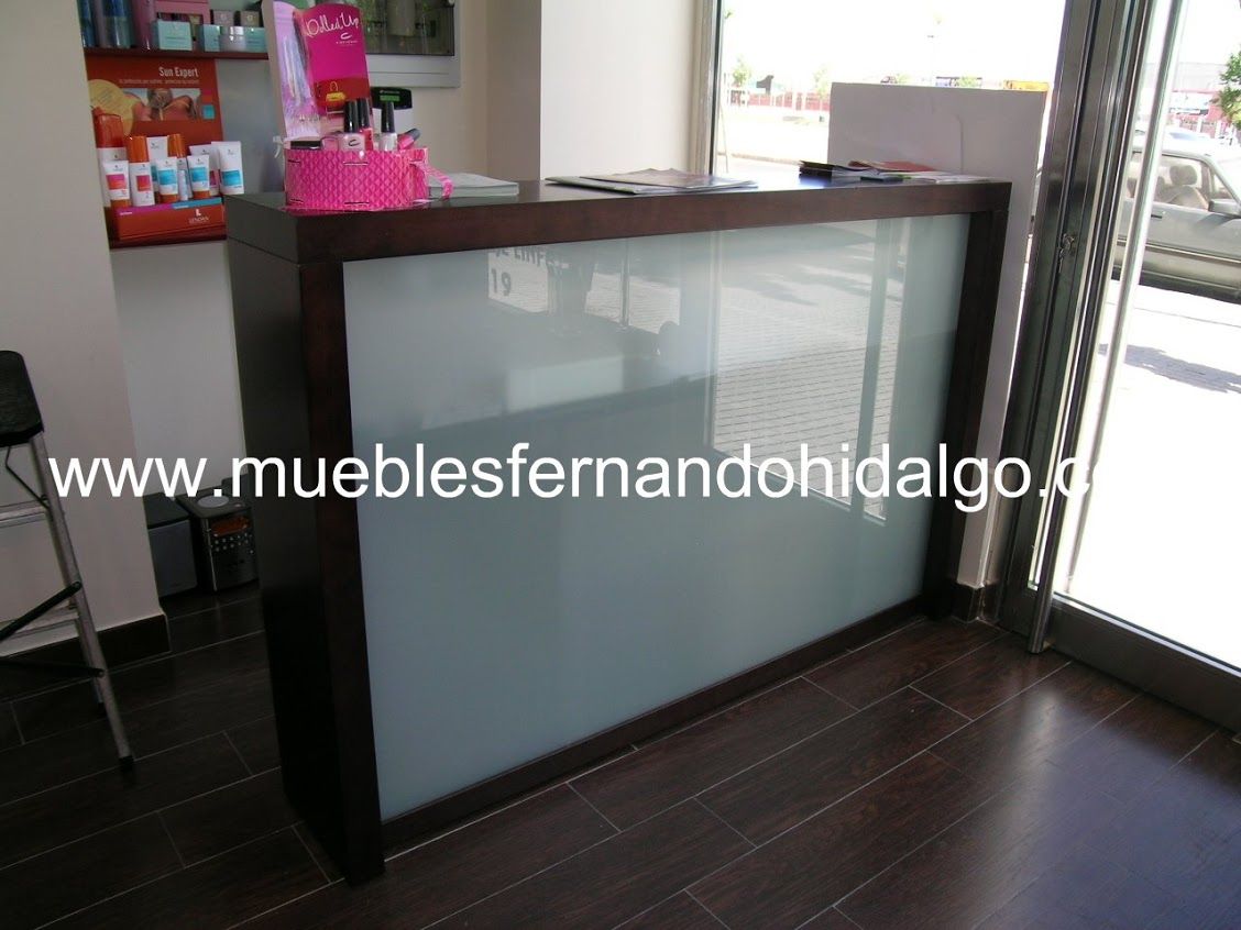 Un mostrador en una habitación con la página web www.mueblesfernandohidalgo