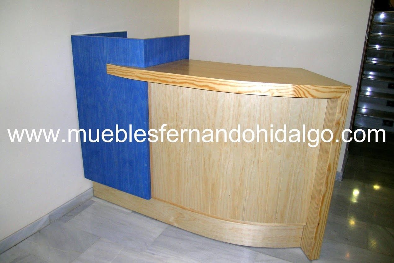 Un mostrador de madera con tapa azul y la página web www.mueblesfernandohidalgo.com