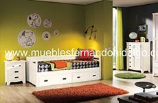 Un dormitorio con cama, mesita de noche, cómoda y alfombra.