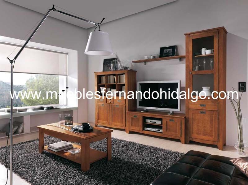 Una sala con muebles de madera y tv y la pagina web www.mueblesfernandohidalgo.com