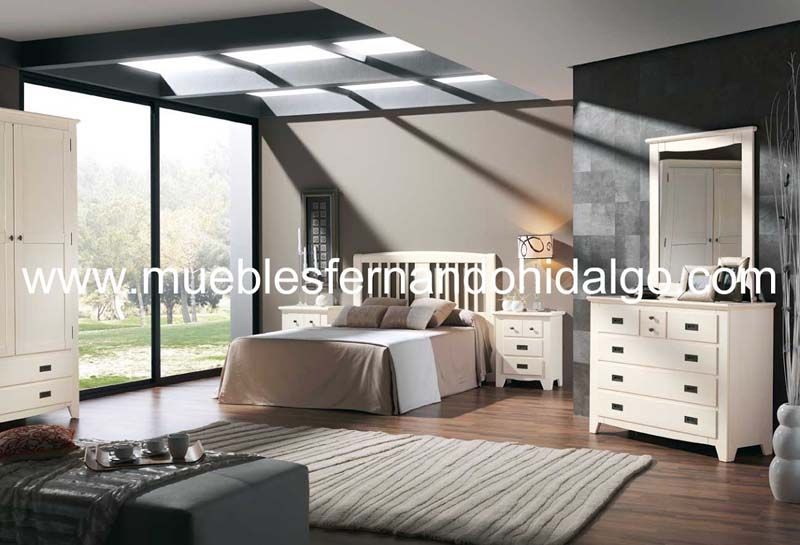 Un dormitorio con una cama grande, tocador y espejo.