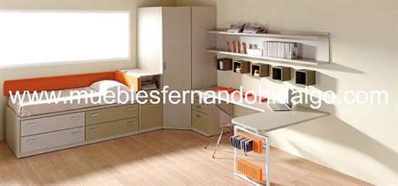 Un dormitorio con cama, escritorio y estanterías.