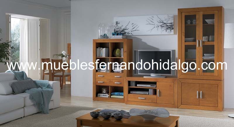 Una sala con un sofá blanco y una televisión con la página web www.mueblesfernandohidalgo.com en la esquina.