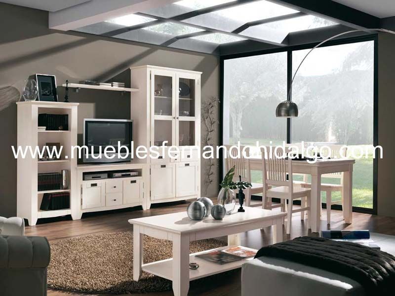 Una sala de estar con una mesa y sillas y un televisor.