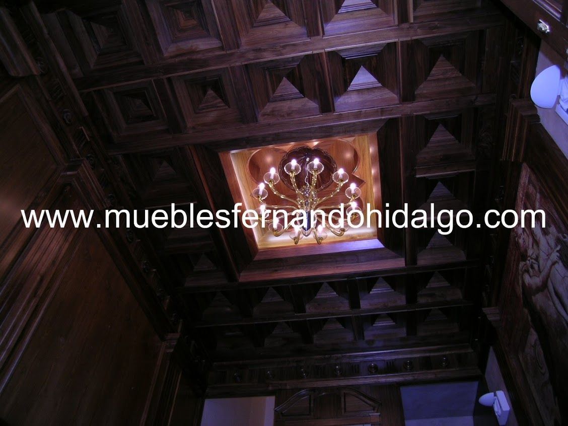 Un techo de madera con una lámpara de araña y la página web www.mueblesfernandohidalgo.com