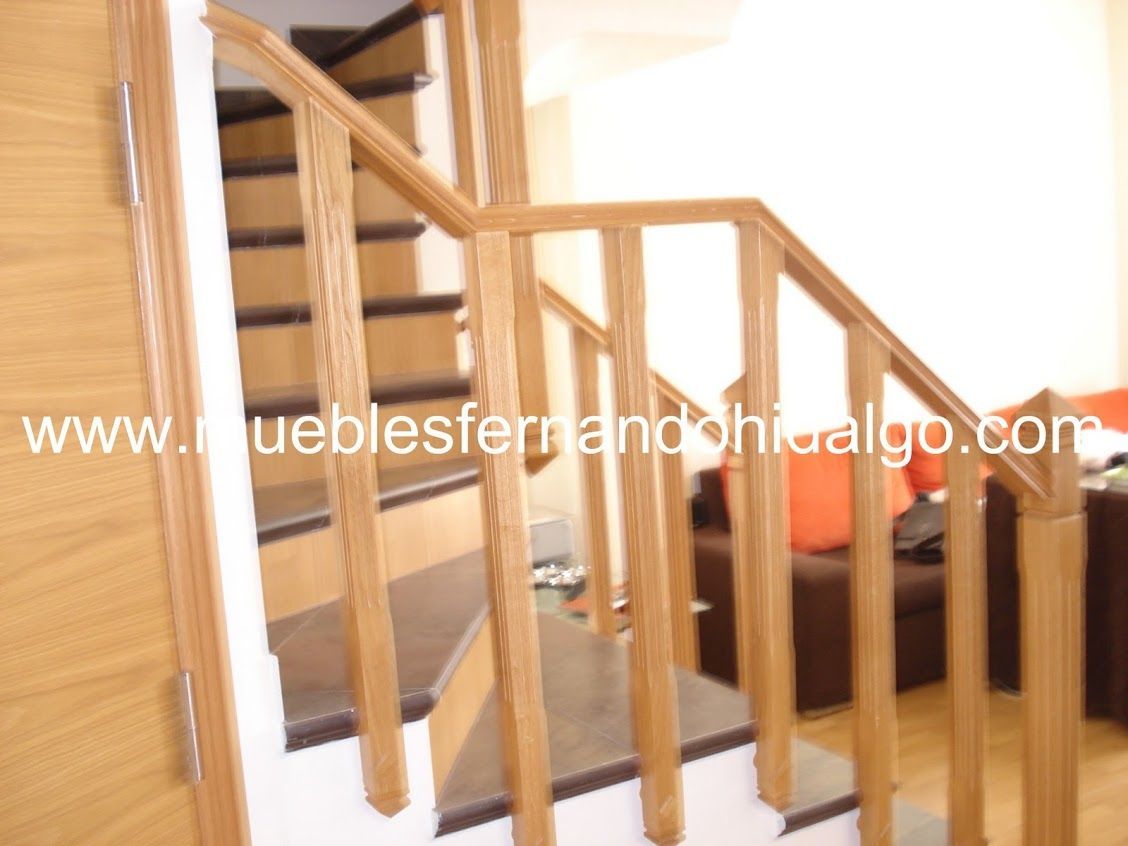 Una escalera de madera con el sitio web www.mueblesfernandohidalgo.com escrito en la parte inferior