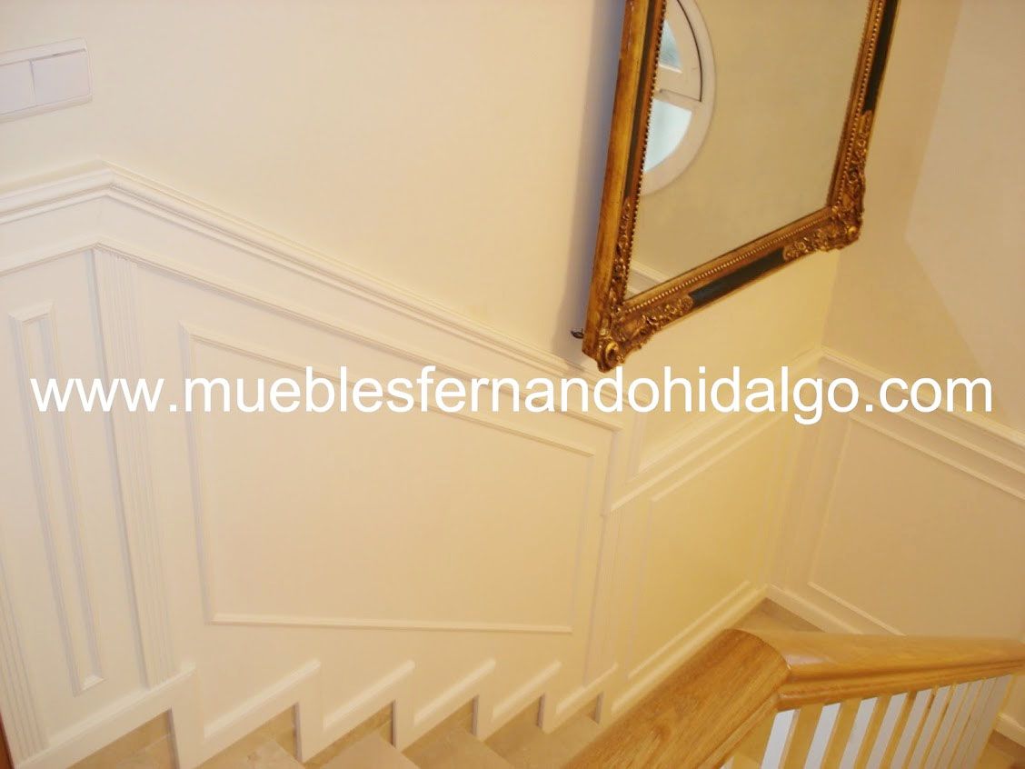Una imagen de una escalera con la pagina web www.mueblesfernandohidalgo.com