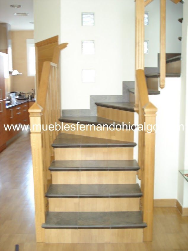 Una imagen de una escalera con la pagina web www.mueblesfernandohicalgo.com