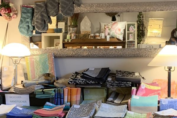 Blick in ein Verkaufsregal mit Geschirrhandtüchern