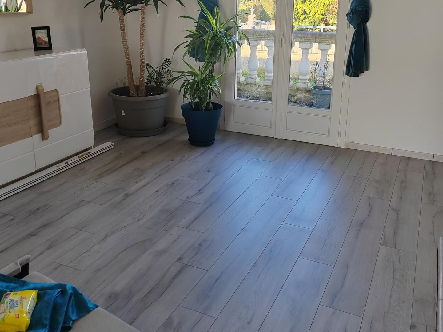 Un salon avec parquet