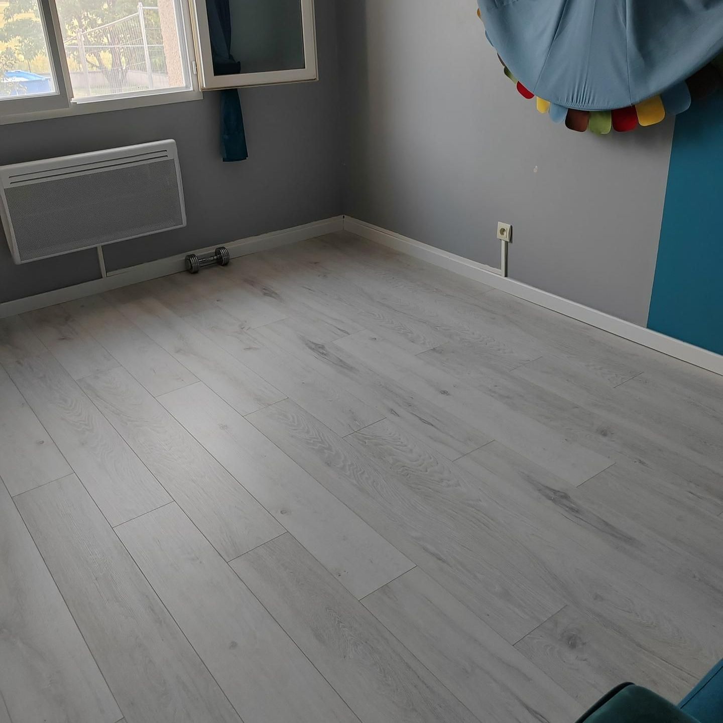 Une chambre avec parquet